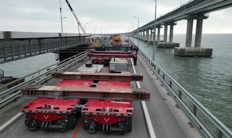 Фото - Хуснуллин заявил, что ещё два пролёта Крымского моста восстановят в ближайшие недели